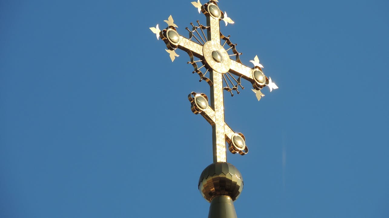 Gold Cross Pendants: The Timeless Anchor for Your Gemstone Adventures