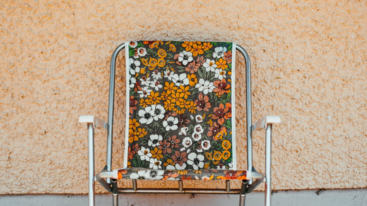 Global Palette: Restaurant Chair Upholstery Reflecting Spring/Summer 2025 Jewelry Color Trends