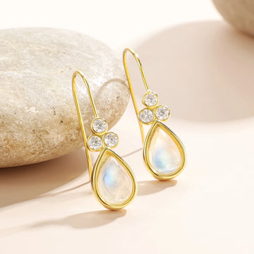 Boucles d'oreilles en pierre de lune dorée avec pierres de lune en forme de goutte et trois pierres cz diamant clair