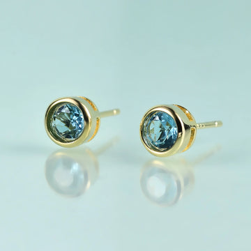 Clous d'oreilles Topaze avec topaze bleue suisse naturelle en or, jolis clous d'oreilles