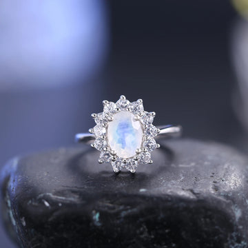 Anel de pedra da lua e diamante cz (Mini) com uma pedra da lua oval e anel de promessa cz para ela