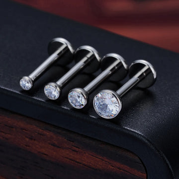 Piccolo piercing monroe con perno labret in titanio, oro e diamanti trasparenti con labret filettato internamente