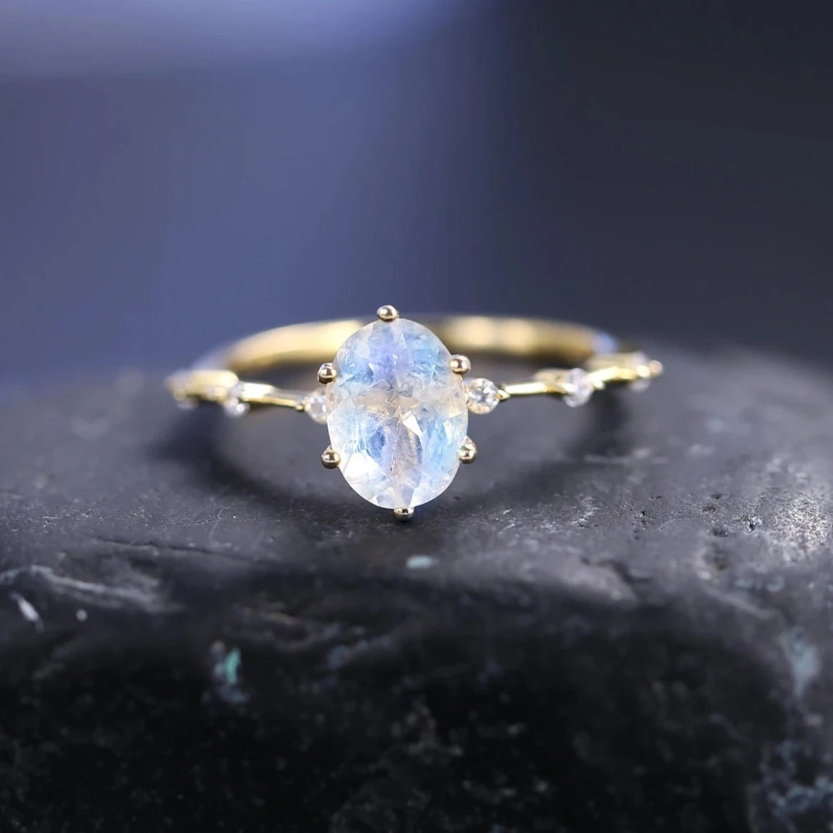 Anello di promessa Moonstone con un anello impilabile a fascia