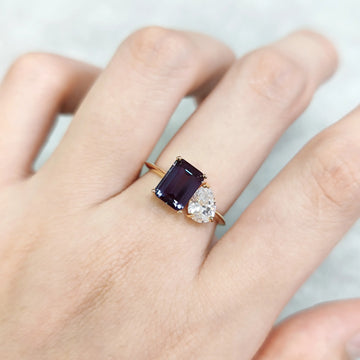 Ring „Du und ich“ mit einem farbverändernden Alexandritstein und einem klaren Zirkonia