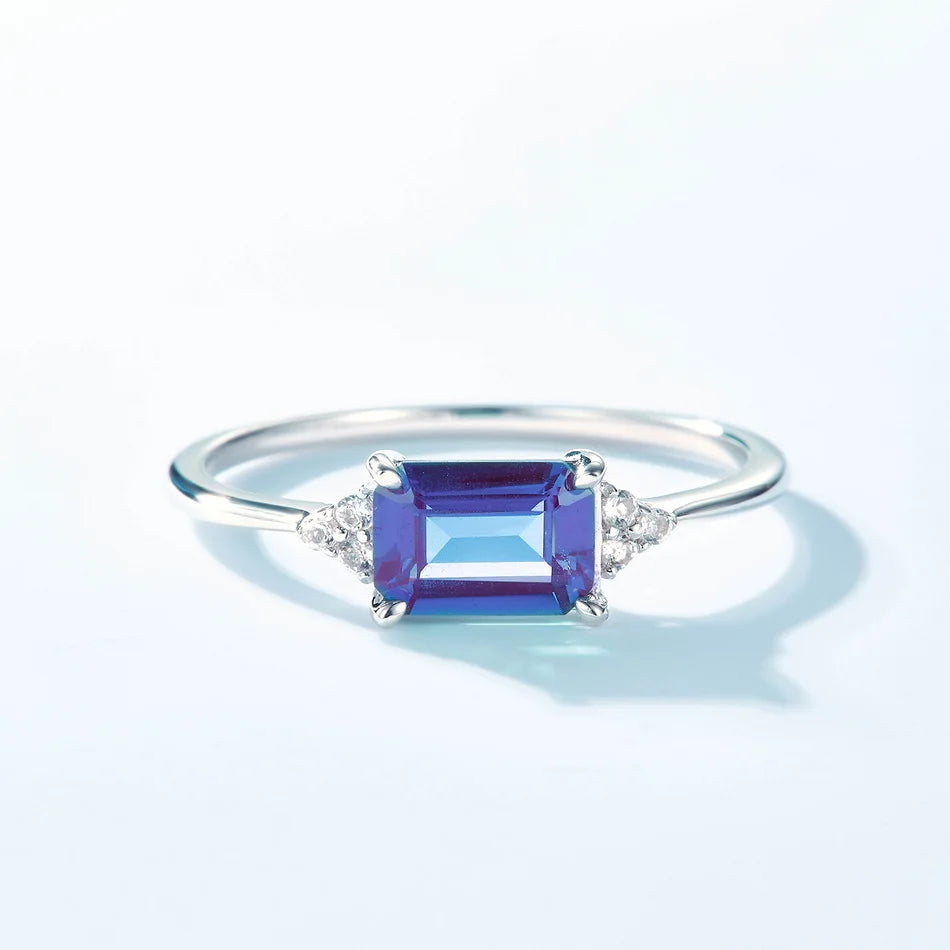 Bague avec pierre de naissance alexandrite délicate et simple