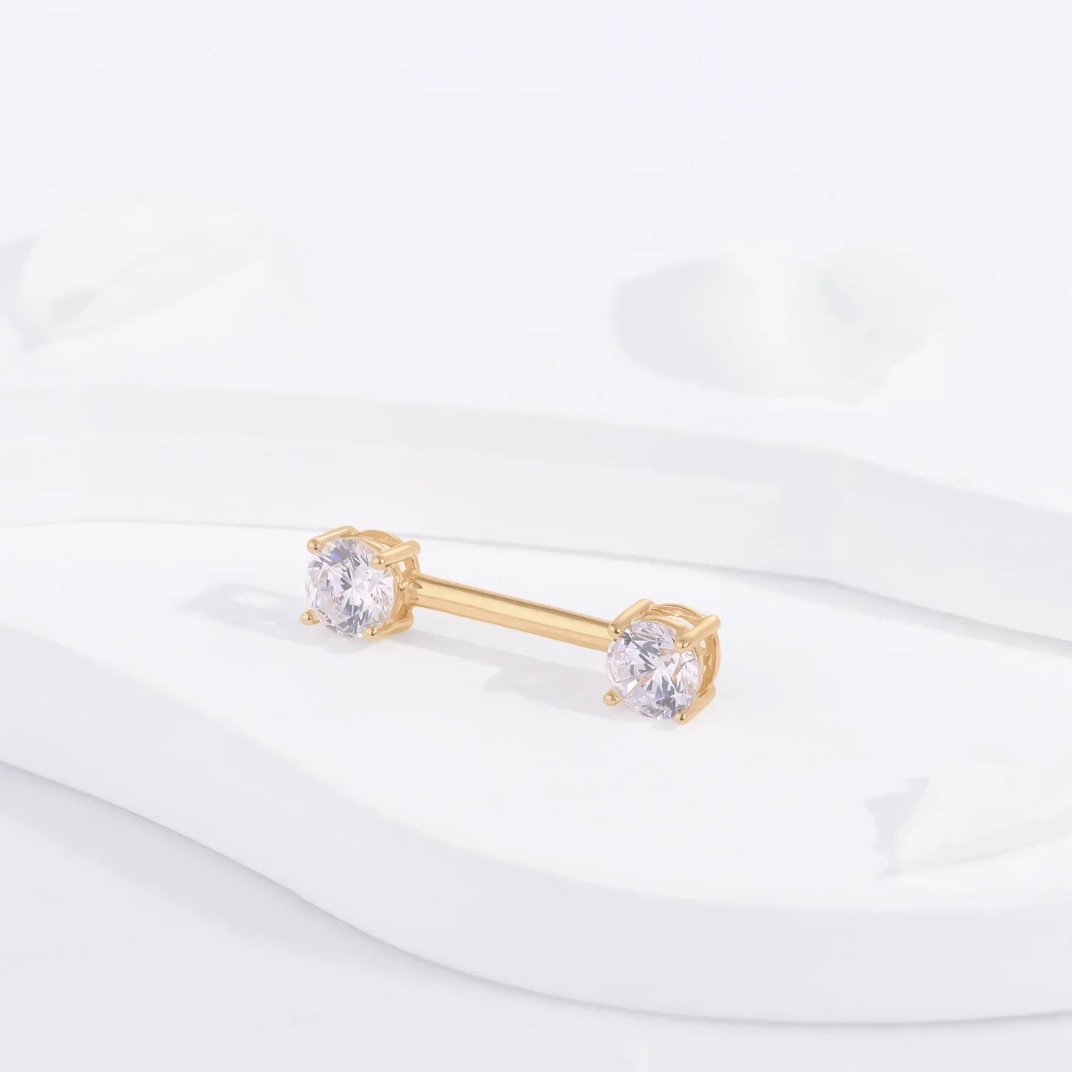 Goldfarbenes Brustwarzenpiercing mit Diamant. Niedliches Brustwarzenpiercing in 14-Karat-Echtgold