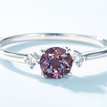 Bague en pierre alexandrite bague en trois pierres delicate et minimal