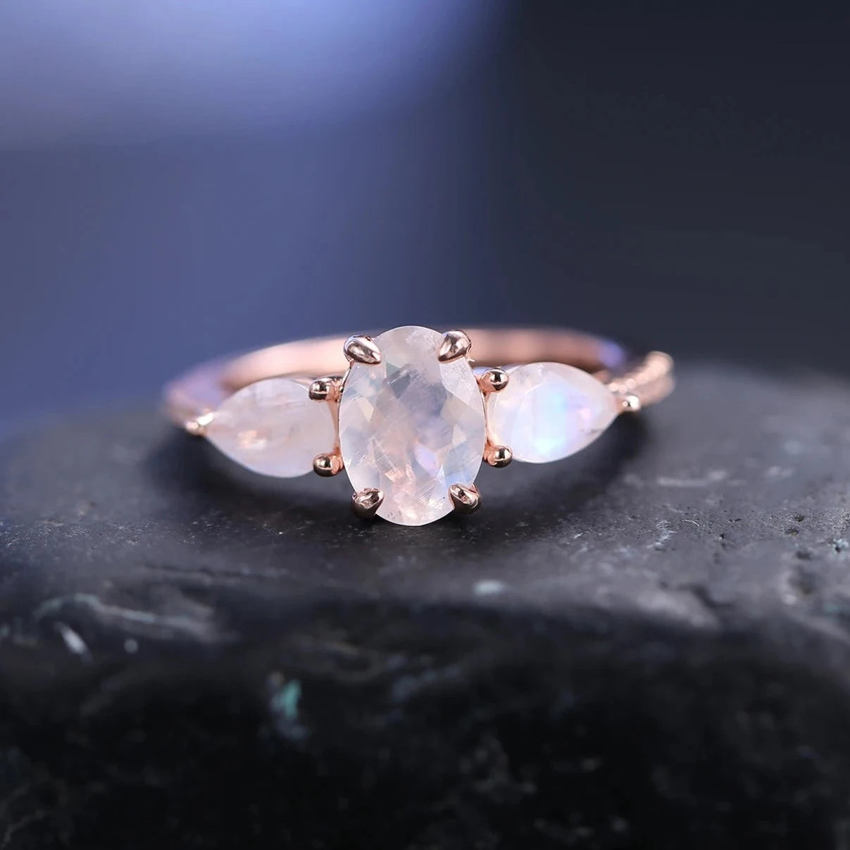 Anello a tre pietre con pietre di luna naturali art deco