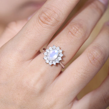 Anel de pedra da lua e diamante cz (Mini) com uma pedra da lua oval e anel de promessa cz para ela