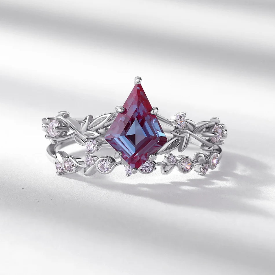 alexandrite forlovelsesring satt med en drageformet alexandritstein