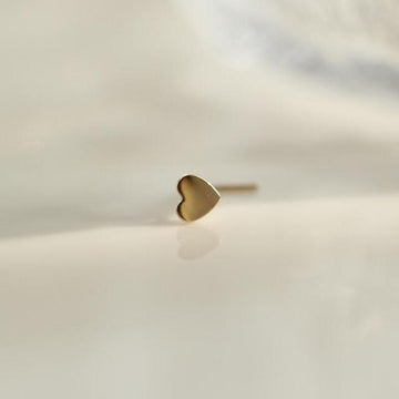 Piercing de nariz em forma de coração em ouro 14 quilates em formato de L