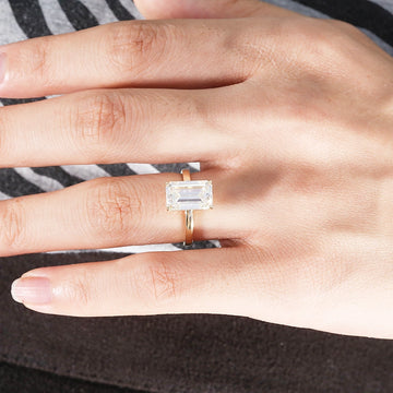 Anello di fidanzamento con anello in moissanite taglio smeraldo, argento sterling 4 carati, oro giallo