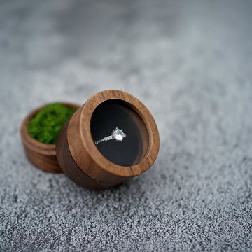 Caixa expositora de anel transparente redonda em madeira de nogueira