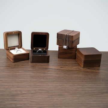 Caja de anillos cuadrada para propuesta personalizable en madera de nogal
