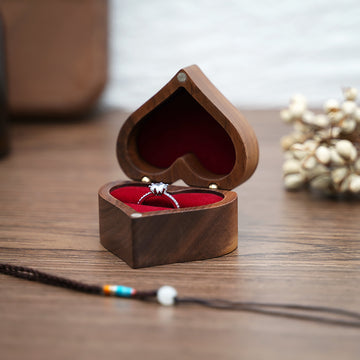 Caixa de aliança de casamento em forma de coração madeira de nogueira preta