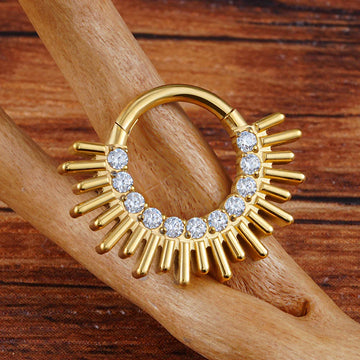 Cerchio per piercing daith in oro con anello setto con anello clicker incernierato in titanio con pietre CZ