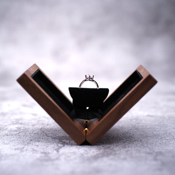 Caixa de anel de noivado personalizável em madeira de nogueira preta