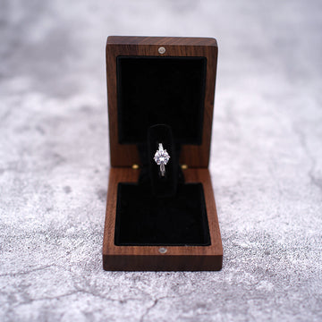 Caixa de anel de noivado personalizável em madeira de nogueira preta