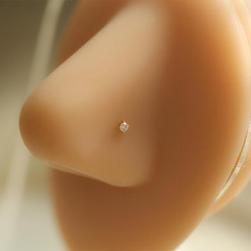 Borchia da naso in oro 14 carati piccolo e carino con un cristallo